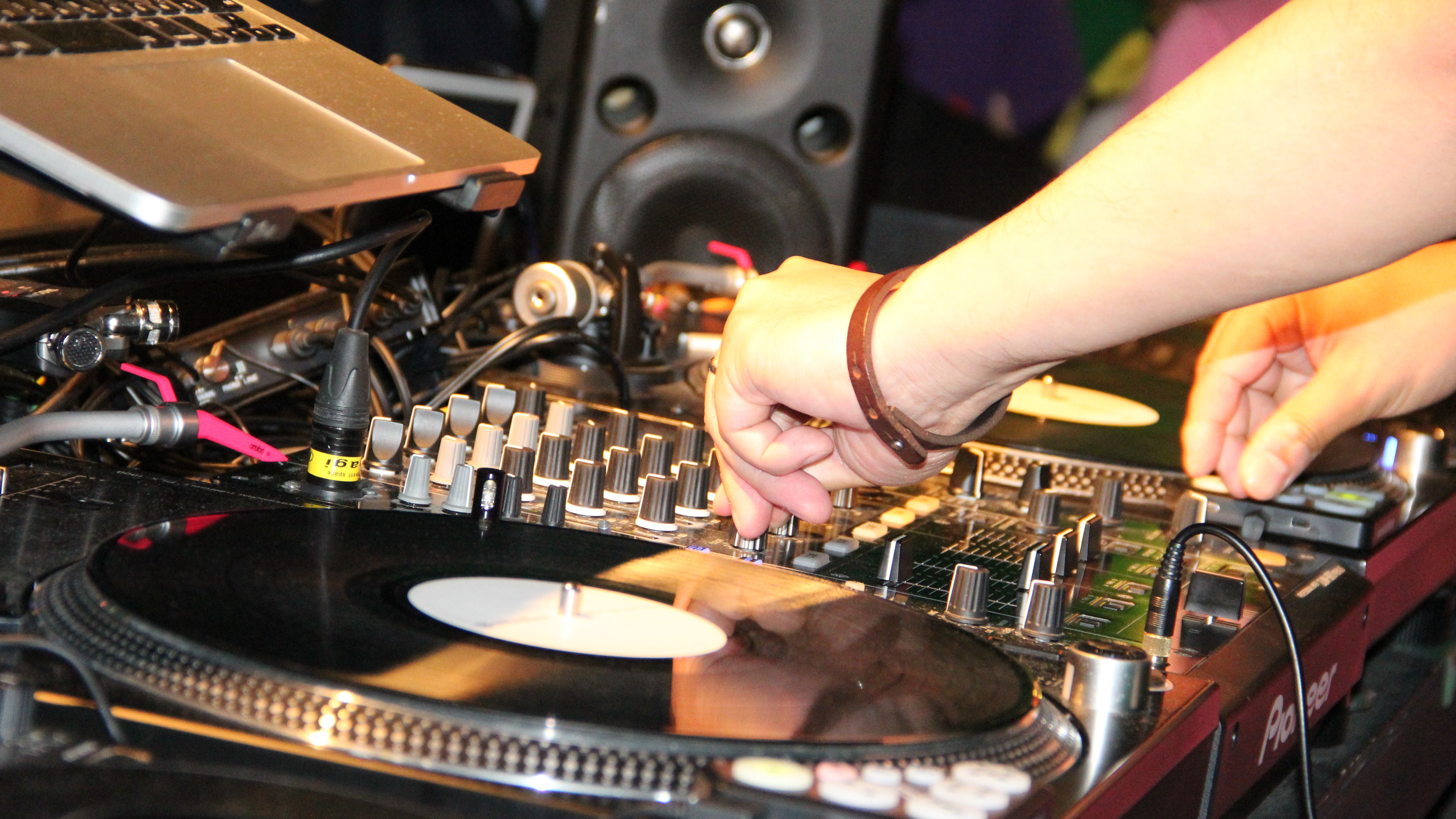 【クラブ初心者必見！】DJ DAISHI DANCEに学ぶDJの魅力｜PeaceWorkクルーブログ